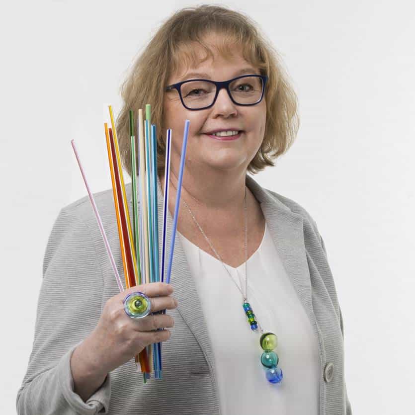 colorano Glaskünstlerin Petra Friedmann zeigt farbige Glasstäbe